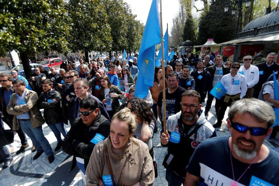 Pescadores asturianos y gallegos se han dado cita en Oviedo para exigir un «reparto justo» de las cuotas de xarda. Durante su protesta, han repartido hasta cinco toneladas de pescado entre los vecinos.