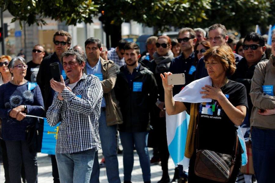 Pescadores asturianos y gallegos se han dado cita en Oviedo para exigir un «reparto justo» de las cuotas de xarda. Durante su protesta, han repartido hasta cinco toneladas de pescado entre los vecinos.