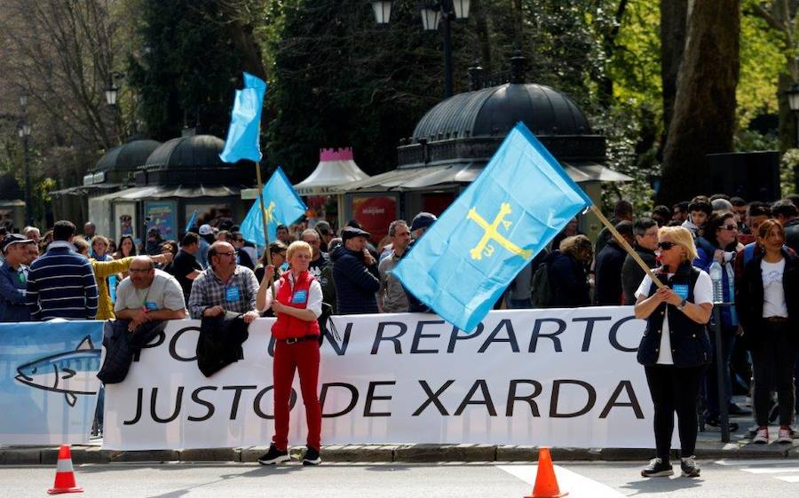 Pescadores asturianos y gallegos se han dado cita en Oviedo para exigir un «reparto justo» de las cuotas de xarda. Durante su protesta, han repartido hasta cinco toneladas de pescado entre los vecinos.