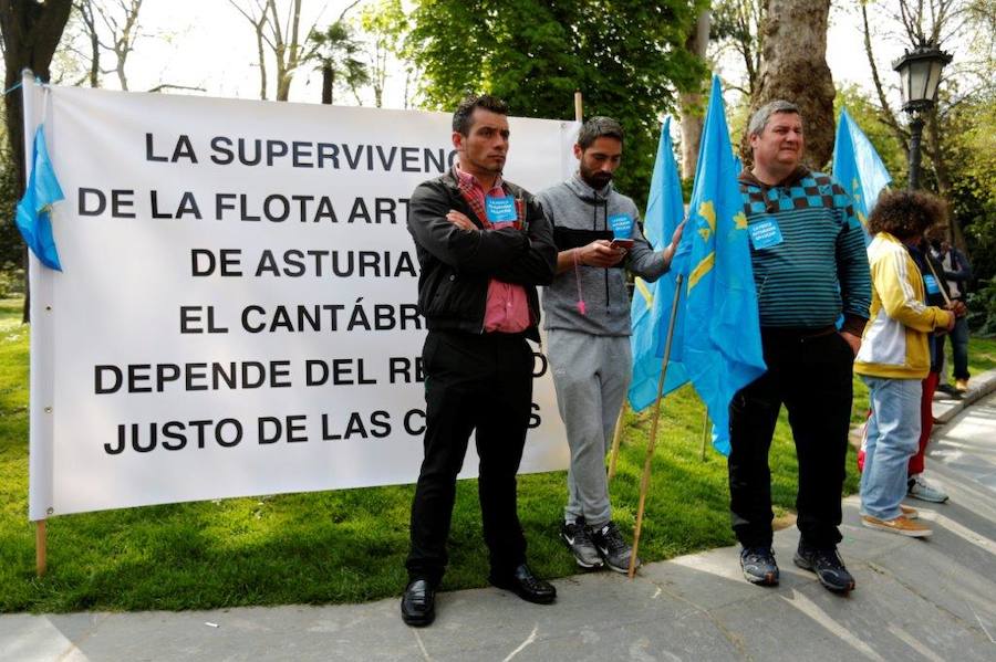 Pescadores asturianos y gallegos se han dado cita en Oviedo para exigir un «reparto justo» de las cuotas de xarda. Durante su protesta, han repartido hasta cinco toneladas de pescado entre los vecinos.