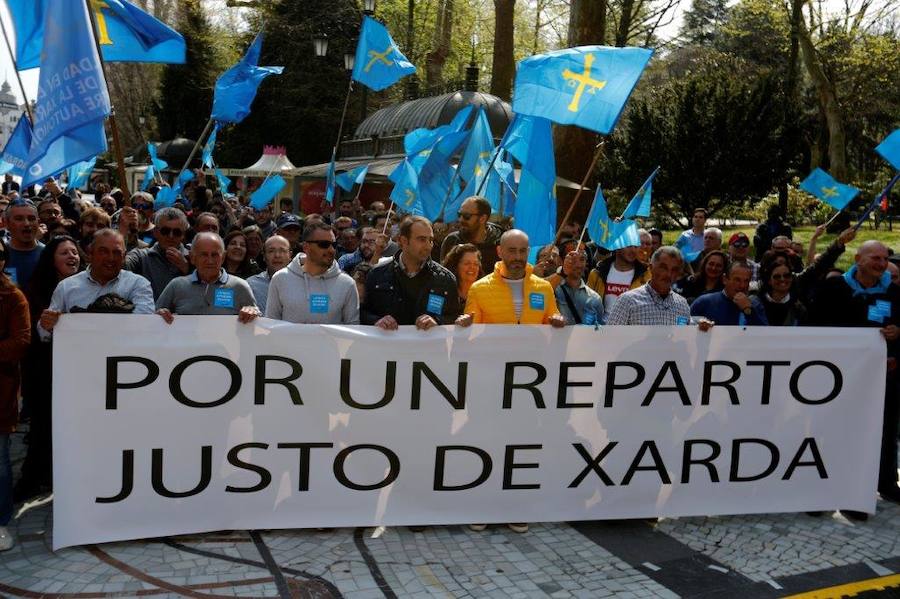 Pescadores asturianos y gallegos se han dado cita en Oviedo para exigir un «reparto justo» de las cuotas de xarda. Durante su protesta, han repartido hasta cinco toneladas de pescado entre los vecinos.