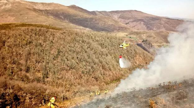 Extinción de un incendio que se declaró ayer en Villayón. 