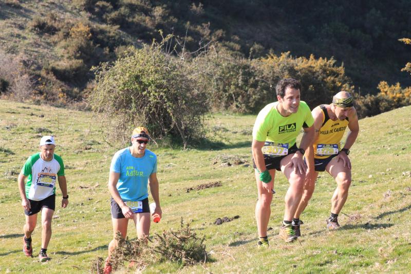 Unos 300 corredores se han enfrentado este domingo a la tradicional subida al Picu Pienzu (Arriondas), una prueba de 21,5 kilómetros y 2.500 metros de desnivel acumulado solo apta para valientes.