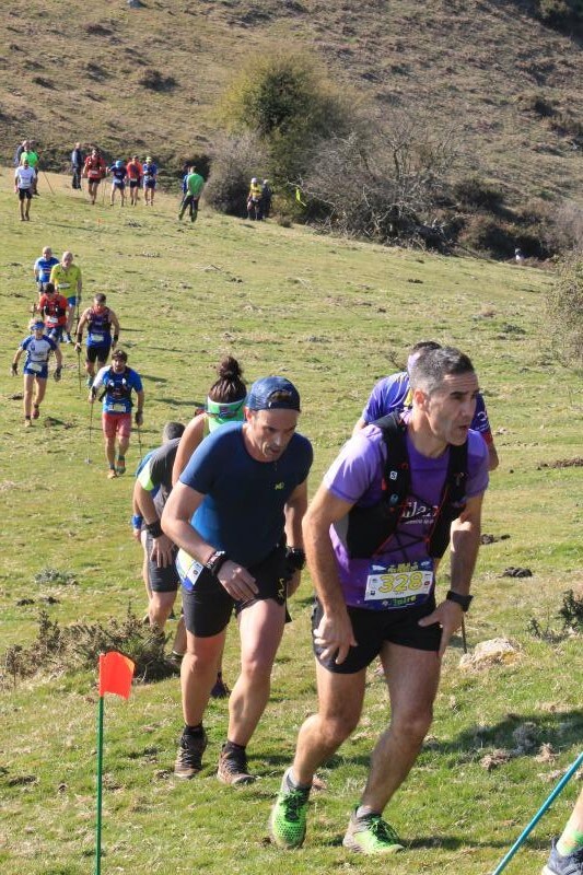 Unos 300 corredores se han enfrentado este domingo a la tradicional subida al Picu Pienzu (Arriondas), una prueba de 21,5 kilómetros y 2.500 metros de desnivel acumulado solo apta para valientes.