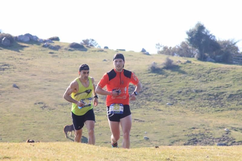 Unos 300 corredores se han enfrentado este domingo a la tradicional subida al Picu Pienzu (Arriondas), una prueba de 21,5 kilómetros y 2.500 metros de desnivel acumulado solo apta para valientes.