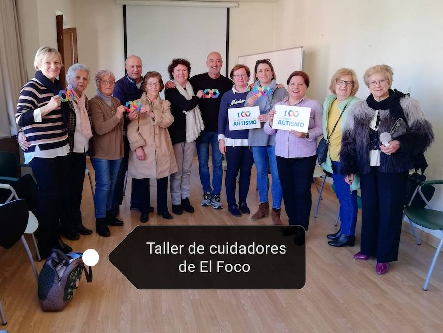 Dar visibilidad a los problemas a los que se enfrentan a diario quienes tienen autismo y sus familiares es el principal objetivo Día Mundial del Autismo, que se celebra este martes. Este fin de semana ya se celebraron varios actos, como el organizado por la Asociación de Familiares y Personas con Autismo (Adansi) en Oviedo. Y son muchos quienes se han sumado a esta campaña para reclamar más medios y apoyo. Colegios, universitarios, deportistas, guardias civiles y muchas más personas de todos los puntos de Asturias y del resto de España se han unido a esta iniciativa que tiene al signo del infinito como símbolo.