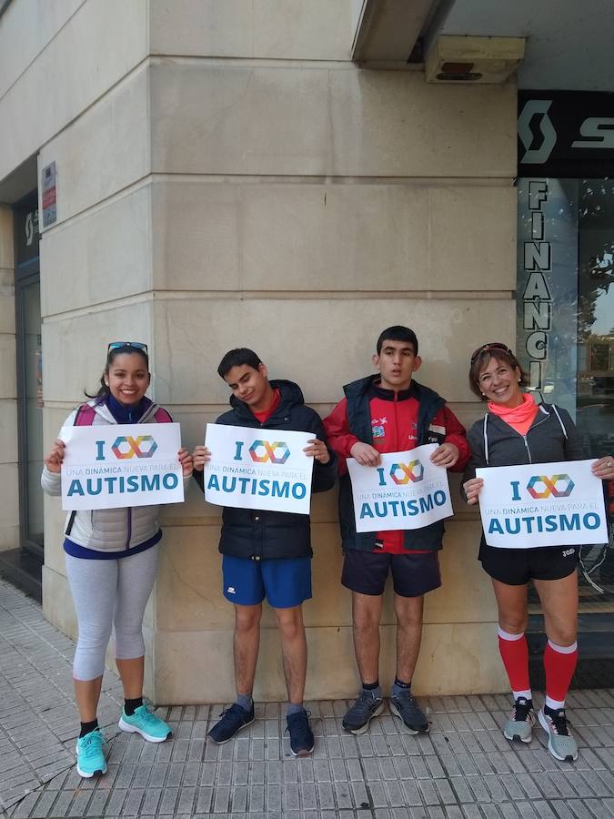Dar visibilidad a los problemas a los que se enfrentan a diario quienes tienen autismo y sus familiares es el principal objetivo Día Mundial del Autismo, que se celebra este martes. Este fin de semana ya se celebraron varios actos, como el organizado por la Asociación de Familiares y Personas con Autismo (Adansi) en Oviedo. Y son muchos quienes se han sumado a esta campaña para reclamar más medios y apoyo. Colegios, universitarios, deportistas, guardias civiles y muchas más personas de todos los puntos de Asturias y del resto de España se han unido a esta iniciativa que tiene al signo del infinito como símbolo.
