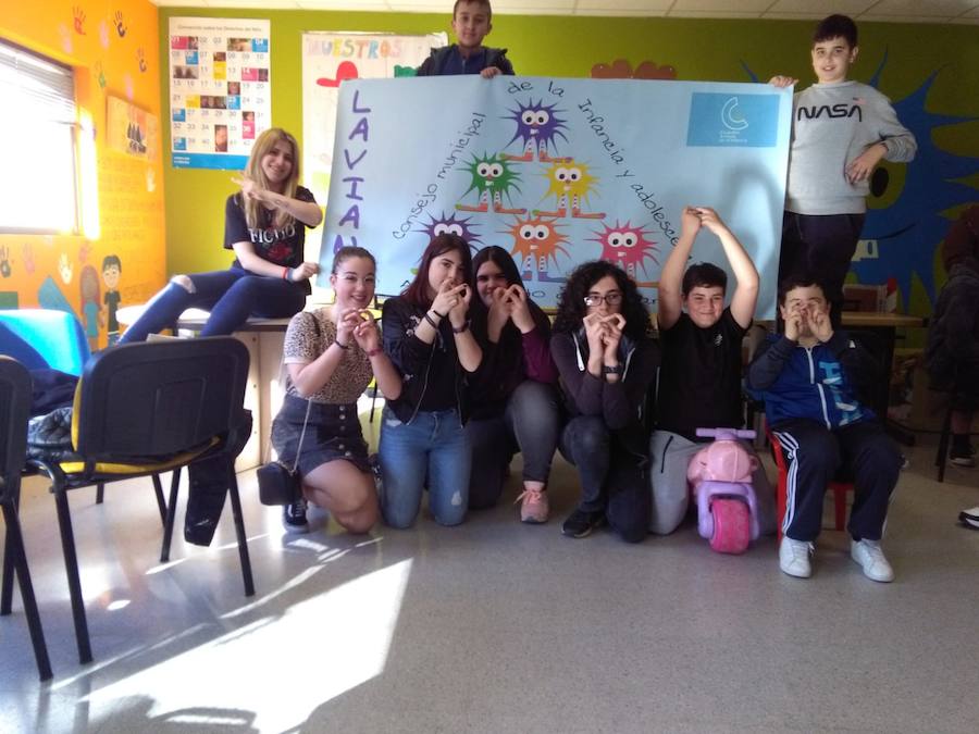 Dar visibilidad a los problemas a los que se enfrentan a diario quienes tienen autismo y sus familiares es el principal objetivo Día Mundial del Autismo, que se celebra este martes. Este fin de semana ya se celebraron varios actos, como el organizado por la Asociación de Familiares y Personas con Autismo (Adansi) en Oviedo. Y son muchos quienes se han sumado a esta campaña para reclamar más medios y apoyo. Colegios, universitarios, deportistas, guardias civiles y muchas más personas de todos los puntos de Asturias y del resto de España se han unido a esta iniciativa que tiene al signo del infinito como símbolo.