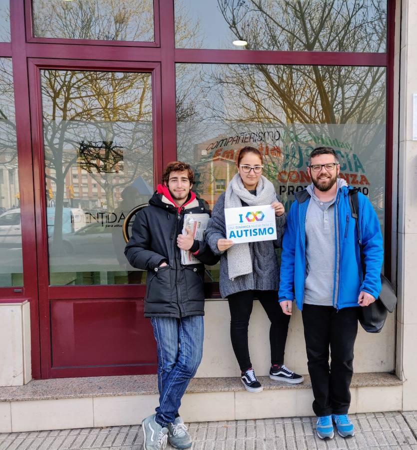 Dar visibilidad a los problemas a los que se enfrentan a diario quienes tienen autismo y sus familiares es el principal objetivo Día Mundial del Autismo, que se celebra este martes. Este fin de semana ya se celebraron varios actos, como el organizado por la Asociación de Familiares y Personas con Autismo (Adansi) en Oviedo. Y son muchos quienes se han sumado a esta campaña para reclamar más medios y apoyo. Colegios, universitarios, deportistas, guardias civiles y muchas más personas de todos los puntos de Asturias y del resto de España se han unido a esta iniciativa que tiene al signo del infinito como símbolo.