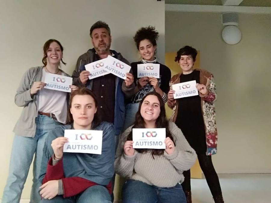 Dar visibilidad a los problemas a los que se enfrentan a diario quienes tienen autismo y sus familiares es el principal objetivo Día Mundial del Autismo, que se celebra este martes. Este fin de semana ya se celebraron varios actos, como el organizado por la Asociación de Familiares y Personas con Autismo (Adansi) en Oviedo. Y son muchos quienes se han sumado a esta campaña para reclamar más medios y apoyo. Colegios, universitarios, deportistas, guardias civiles y muchas más personas de todos los puntos de Asturias y del resto de España se han unido a esta iniciativa que tiene al signo del infinito como símbolo.