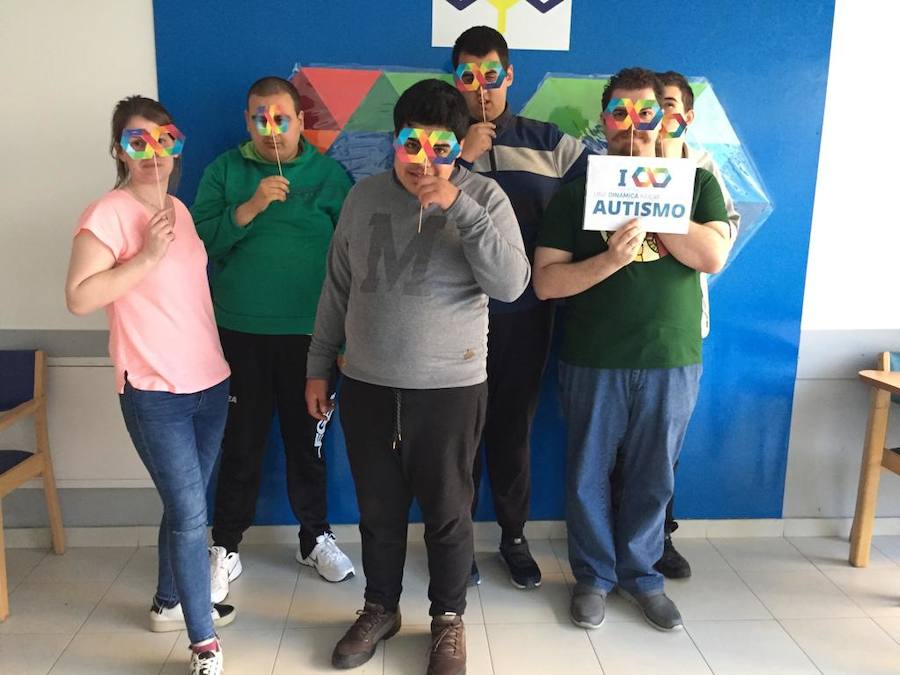 Dar visibilidad a los problemas a los que se enfrentan a diario quienes tienen autismo y sus familiares es el principal objetivo Día Mundial del Autismo, que se celebra este martes. Este fin de semana ya se celebraron varios actos, como el organizado por la Asociación de Familiares y Personas con Autismo (Adansi) en Oviedo. Y son muchos quienes se han sumado a esta campaña para reclamar más medios y apoyo. Colegios, universitarios, deportistas, guardias civiles y muchas más personas de todos los puntos de Asturias y del resto de España se han unido a esta iniciativa que tiene al signo del infinito como símbolo.