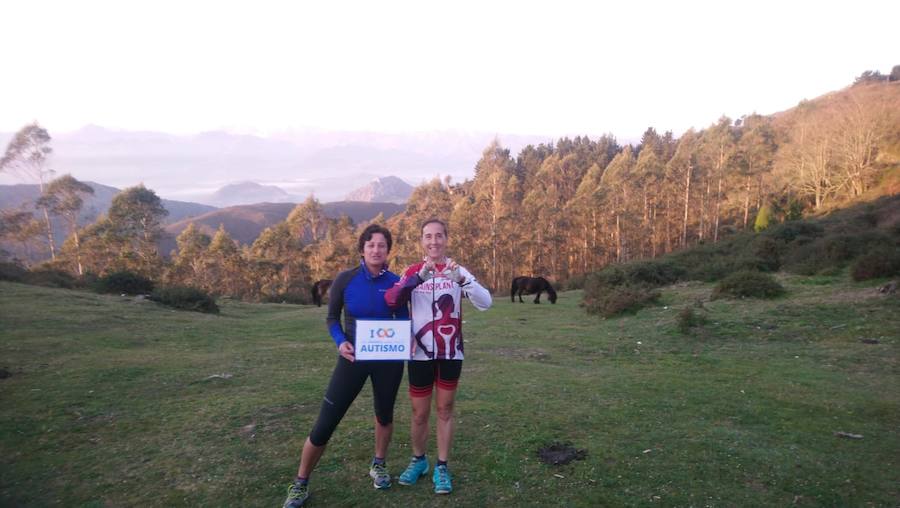 Dar visibilidad a los problemas a los que se enfrentan a diario quienes tienen autismo y sus familiares es el principal objetivo Día Mundial del Autismo, que se celebra este martes. Este fin de semana ya se celebraron varios actos, como el organizado por la Asociación de Familiares y Personas con Autismo (Adansi) en Oviedo. Y son muchos quienes se han sumado a esta campaña para reclamar más medios y apoyo. Colegios, universitarios, deportistas, guardias civiles y muchas más personas de todos los puntos de Asturias y del resto de España se han unido a esta iniciativa que tiene al signo del infinito como símbolo.