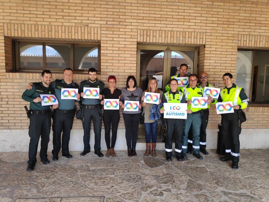Dar visibilidad a los problemas a los que se enfrentan a diario quienes tienen autismo y sus familiares es el principal objetivo Día Mundial del Autismo, que se celebra este martes. Este fin de semana ya se celebraron varios actos, como el organizado por la Asociación de Familiares y Personas con Autismo (Adansi) en Oviedo. Y son muchos quienes se han sumado a esta campaña para reclamar más medios y apoyo. Colegios, universitarios, deportistas, guardias civiles y muchas más personas de todos los puntos de Asturias y del resto de España se han unido a esta iniciativa que tiene al signo del infinito como símbolo.