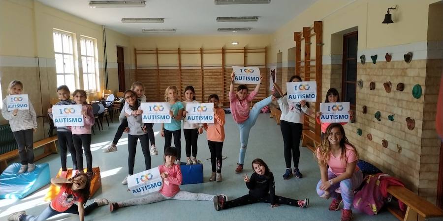 Dar visibilidad a los problemas a los que se enfrentan a diario quienes tienen autismo y sus familiares es el principal objetivo Día Mundial del Autismo, que se celebra este martes. Este fin de semana ya se celebraron varios actos, como el organizado por la Asociación de Familiares y Personas con Autismo (Adansi) en Oviedo. Y son muchos quienes se han sumado a esta campaña para reclamar más medios y apoyo. Colegios, universitarios, deportistas, guardias civiles y muchas más personas de todos los puntos de Asturias y del resto de España se han unido a esta iniciativa que tiene al signo del infinito como símbolo.