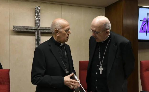 Ricardo Blázquez, a la izquierda, habla, hoy, con el arzobispo de Madrid, Carlos Osoro. 