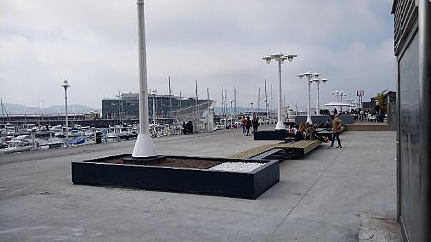 Los nuevos bancos y aparcabicis instalados en el espigón. 