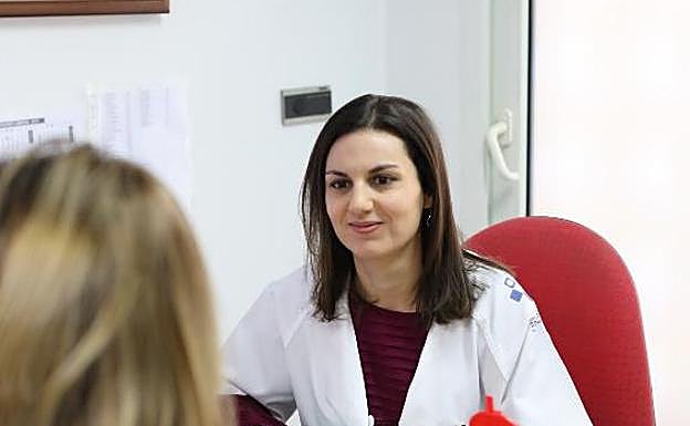 Cristina Papín, en su consulta del centro de salud de Piedras Blancas . 
