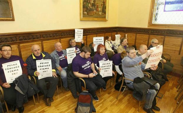 Miembros de la federación de vecinos de Gijón, en el encierro