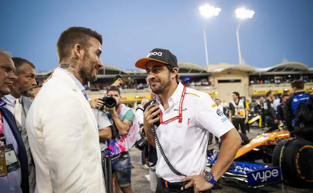 Beckham y Alonso hablando en la parrilla de Bahréin