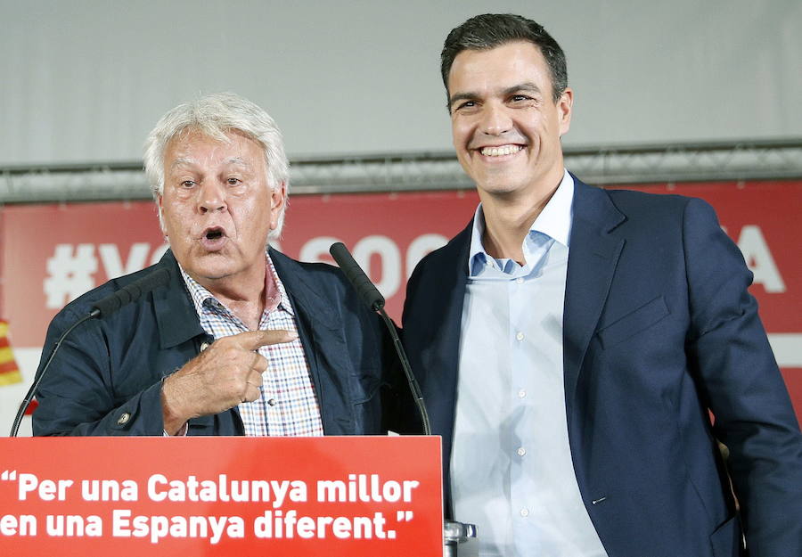 El expresidente del Gobierno Felipe González (i) y el actual presidente del gobierno, Pedro Sánchez (d) en una rueda de prensa en 2015.