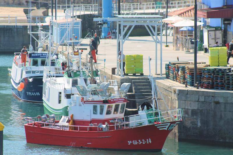 Cantabria amenaza con movilizarse para evitar un nuevo reparto de las cuotas. El puerto de Lastres presentaba mucha actividad este lunes, donde además de los barcos propios del puerto se han podido ver tambien lanchas de las comunidades vecinas de Cantabria y Galicia.