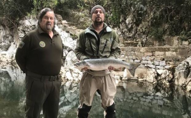 Unai Osante, de 40 años, ha pescado el ejemplar a las diez y cuarto de la mañana del martes 2 de abril.