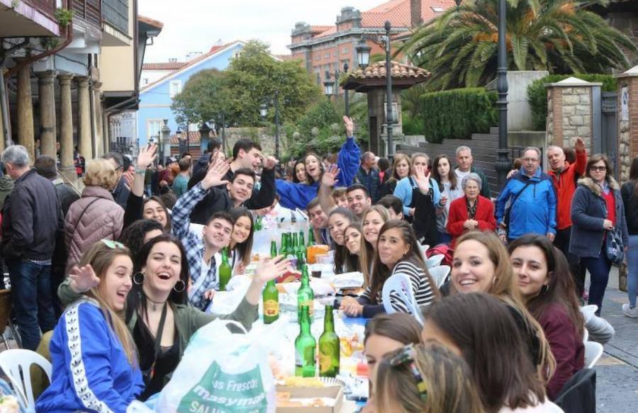 Una mesa en la calle de Galiana, en la Comida en la Calle de Avilés del año pasado 