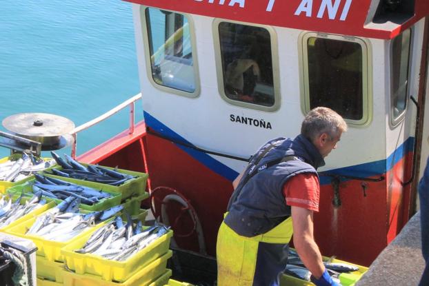 Un barco cántabro regresa de la costera de la xarda en el puerto de Lastres. 