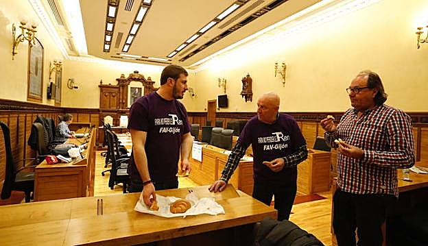 Los representantes vecinales, en el interior del salón de plenos, junto a Mario Suárez Del Fueyo, desayunando 