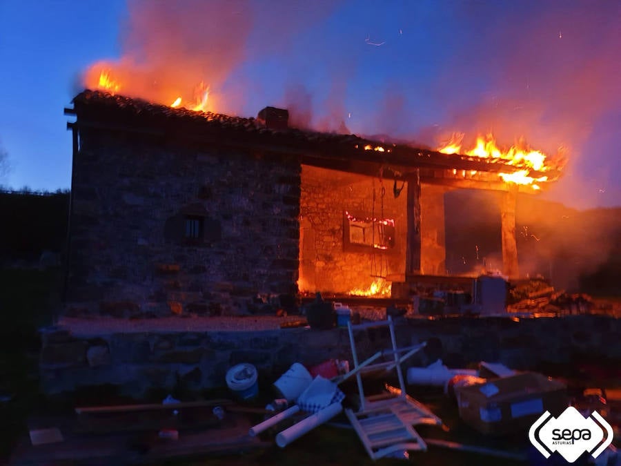 Un incendio calcina una cabaña en Riosol (León)