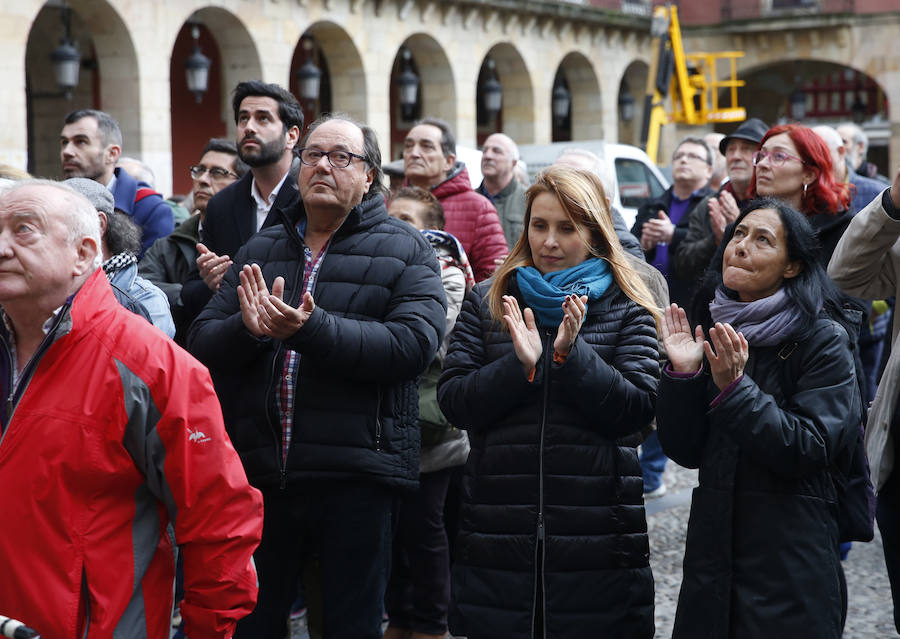 Los encerrados en el salón de plenos del Ayuntamiento de Gijón han recibido este miércoles el respaldo de un grupo de personas que ha querido apoyar su exigencia a los Gobierno central y regional. Piden una fecha para firmar el convenio que saque adelante el plan de vías gijonés