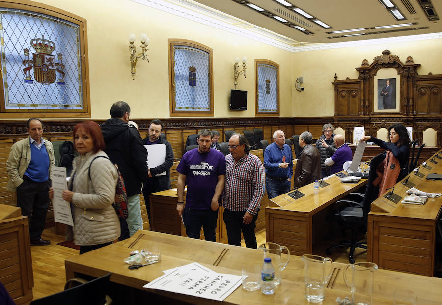 Los encerrados en el salón de plenos del Ayuntamiento de Gijón han recibido este miércoles el respaldo de un grupo de personas que ha querido apoyar su exigencia a los Gobierno central y regional. Piden una fecha para firmar el convenio que saque adelante el plan de vías gijonés