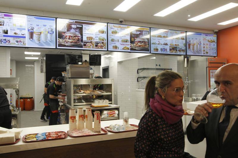 El edificio que albergó obras teatrales, cine y operaciones de estética se suma a la comida rápida de la mano del grupo Nalón.