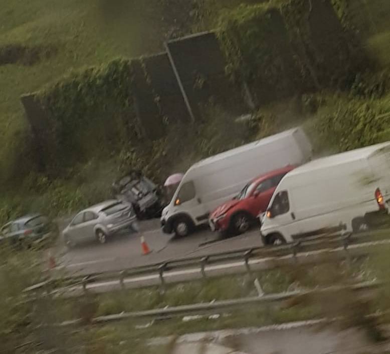 El granizo y las fuertes lluvias están detrás de los numerosos accidentes registrados en las carreteras del centro de Asturias. La A-66 y la A-64, principales vías afectadas, han registrado, además, importantes retenciones.