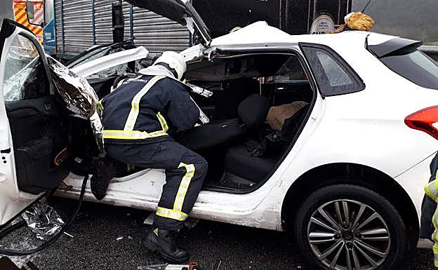 Accidente registrado en las inmediaciones del viaducto de Serín, en sentido Gijón.