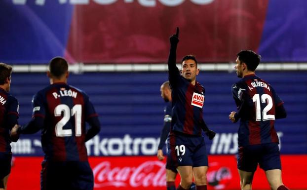 Charles Dias celebra su gol al Rayo.