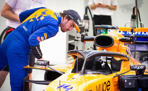 Fernando Alonso controla el monoplaza en el circuito de Sakhir