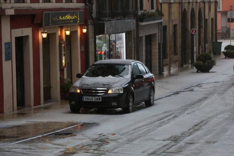 Una intensa granizada ha dejado Avilés por unos minutos cubierta de un manto blanco, dando una poco habitual imagen de la ciudad.