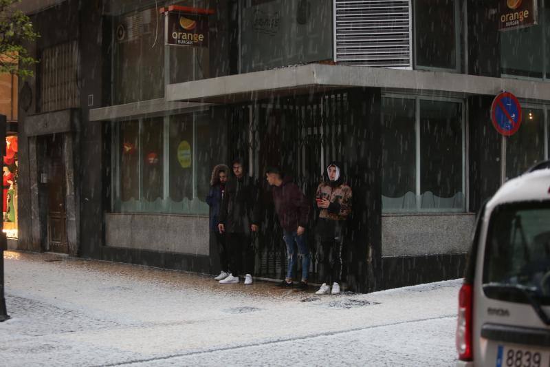 Una intensa granizada ha dejado Avilés por unos minutos cubierta de un manto blanco, dando una poco habitual imagen de la ciudad.