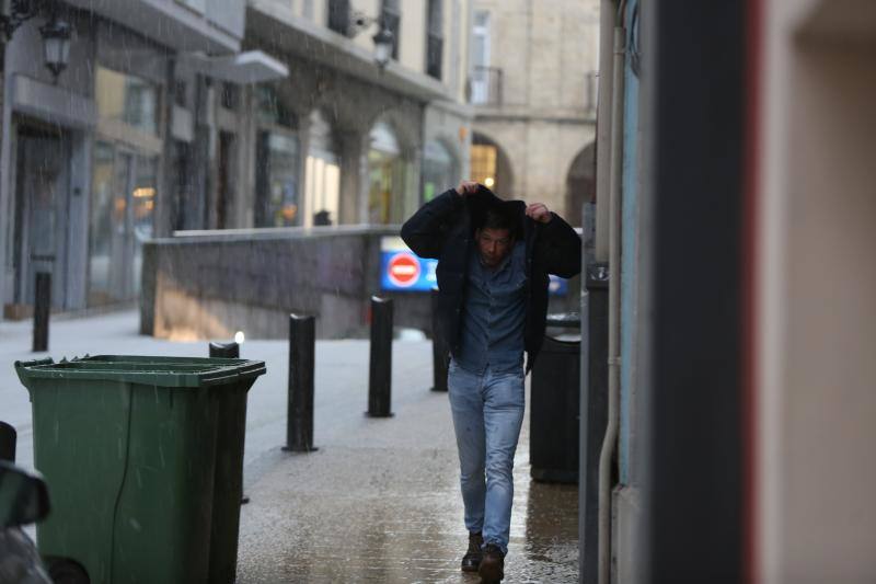 Una intensa granizada ha dejado Avilés por unos minutos cubierta de un manto blanco, dando una poco habitual imagen de la ciudad.