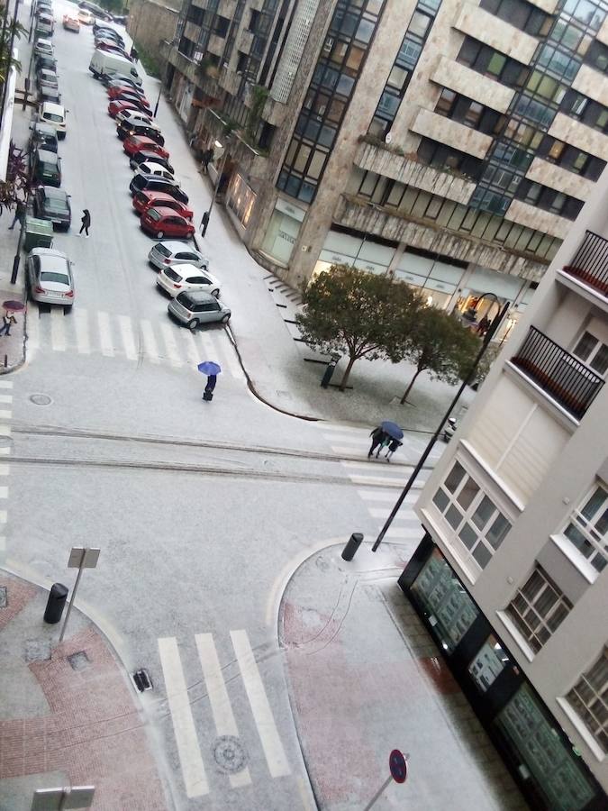 Una intensa granizada ha dejado Avilés por unos minutos cubierta de un manto blanco, dando una poco habitual imagen de la ciudad.