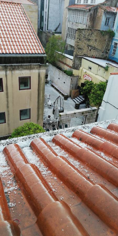 Una intensa granizada ha dejado Avilés por unos minutos cubierta de un manto blanco, dando una poco habitual imagen de la ciudad.