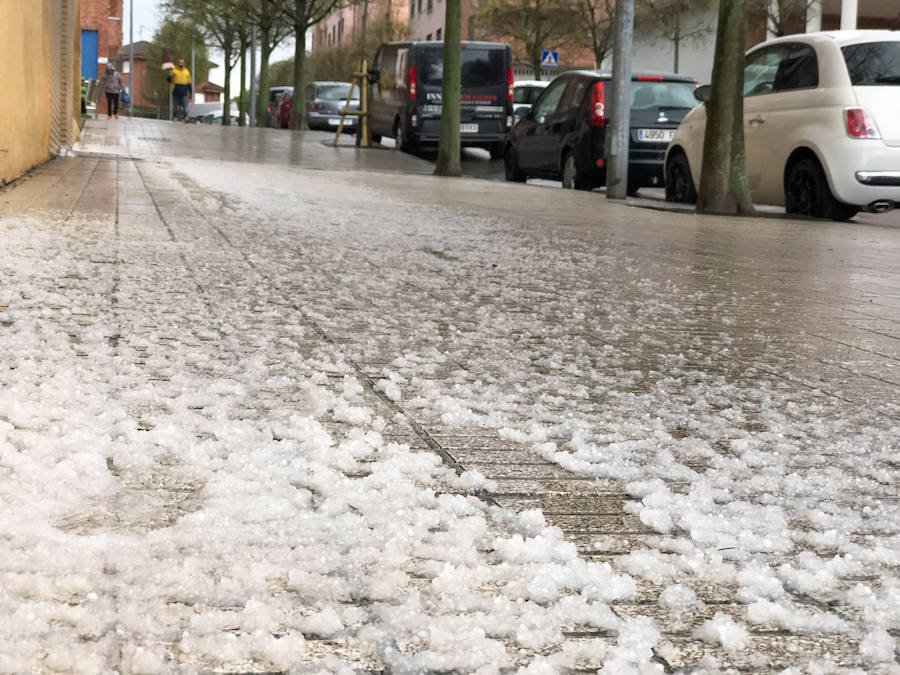 Una masa de aire procedente de Groenlandia ha devuelve las lluvias a Asturias y ha desplomado los termómetros. Además, ha situado la cota de nieve en torno a los 600 metros.