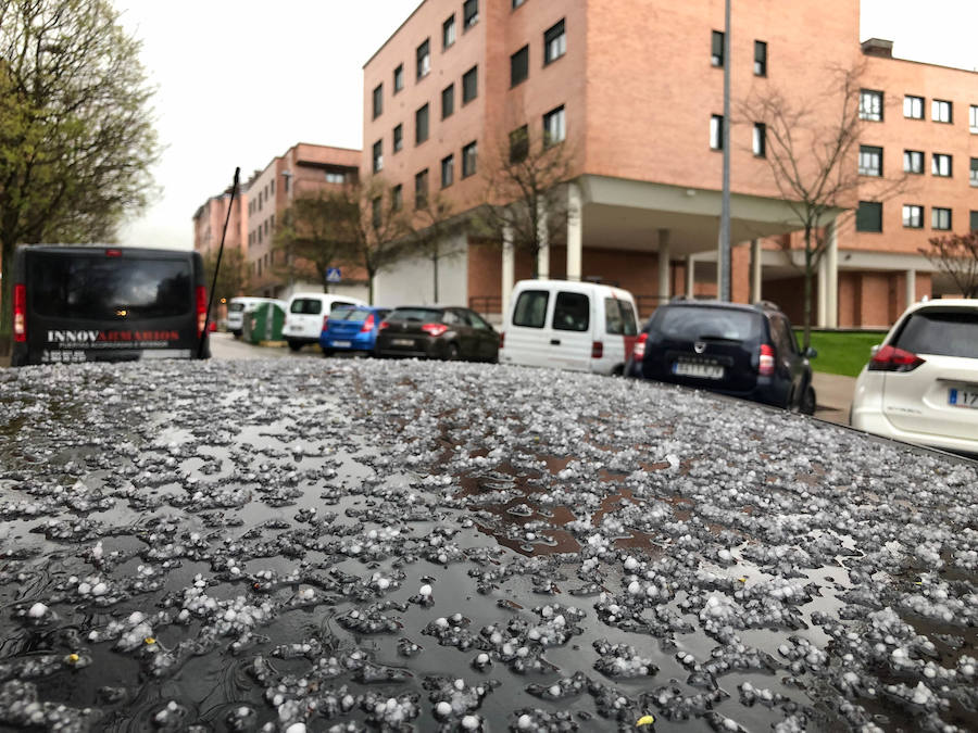 Una masa de aire procedente de Groenlandia ha devuelve las lluvias a Asturias y ha desplomado los termómetros. Además, ha situado la cota de nieve en torno a los 600 metros.