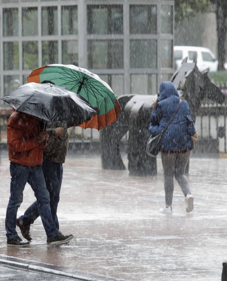 Una masa de aire procedente de Groenlandia ha devuelve las lluvias a Asturias y ha desplomado los termómetros. Además, ha situado la cota de nieve en torno a los 600 metros.