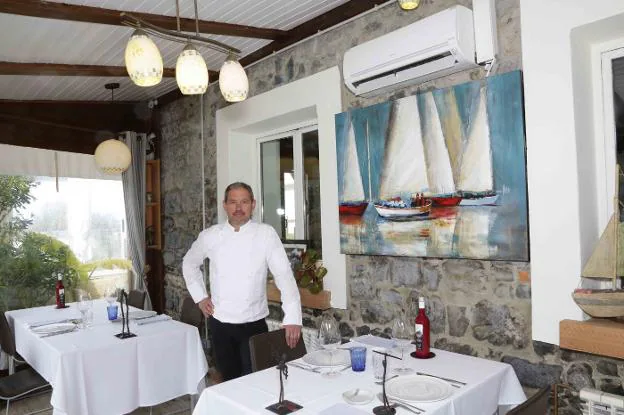 Abel Álvarez Alonso, en el comedor de su restaurante Güeyu Mar. 