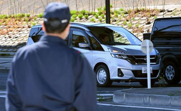 Un automóvil que se cree que lleva al ex jefe de Nissan, Carlos Ghosn, llega a la Casa de Detención de Tokio.