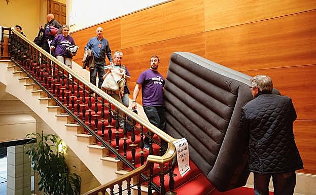 Los encerrados abandonan el Salón de Plenos del Ayuntamiento de Gijón.