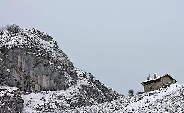 Los lagos de Covadonga, bajo la nieve de primavera