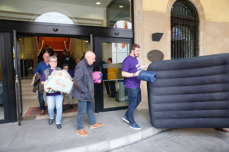 Los vecinos de Gijón encerrados en el Salón de Plenos del Ayuntamiento para reclamar la firma del convenio del plan de vías han puesto fin a la protesta tras reunirse con la delegada del Gobierno en Asturias, Delia Losa, quien ha anunciado que se aprobará en Consejo de Ministros antes de las elecciones generales del 28 de abril.